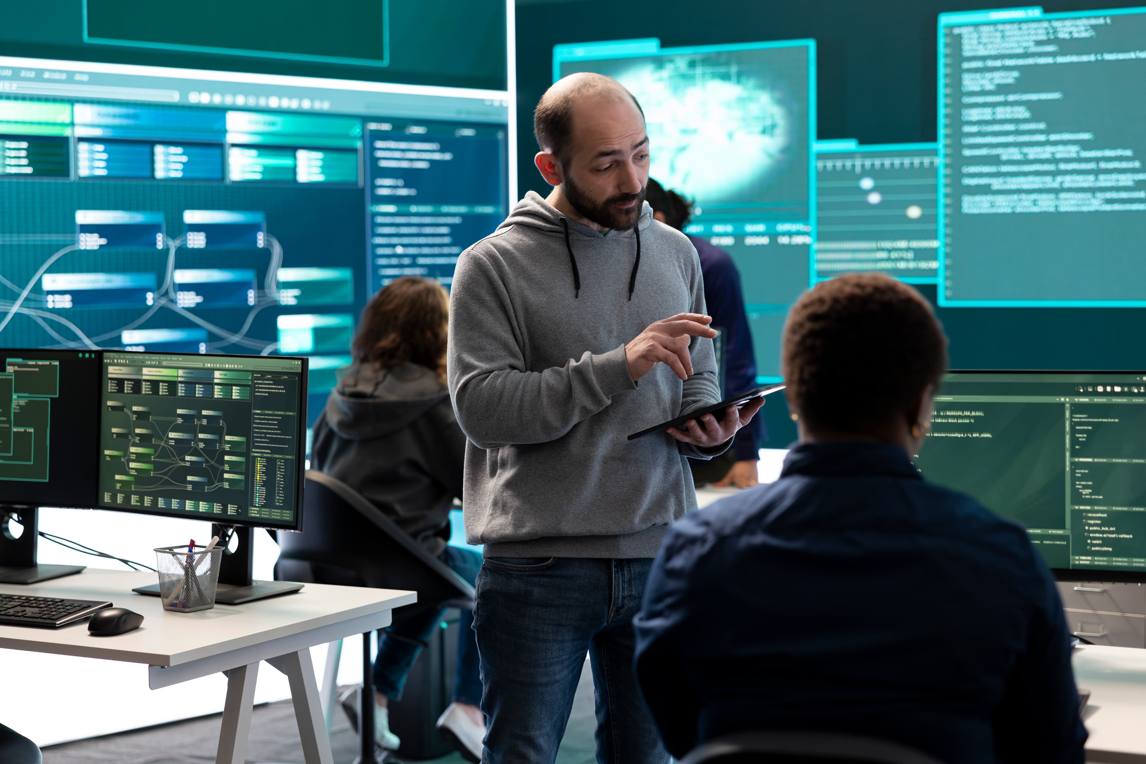 Equipe de tecnologia trabalhando